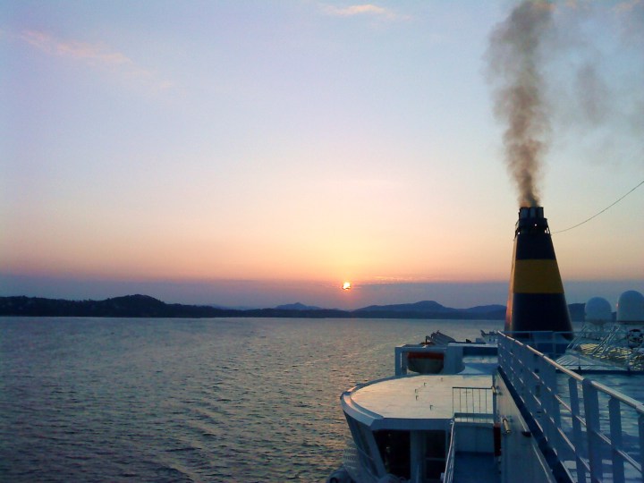 Costa Azul vista dedesde el ferry al amanecer