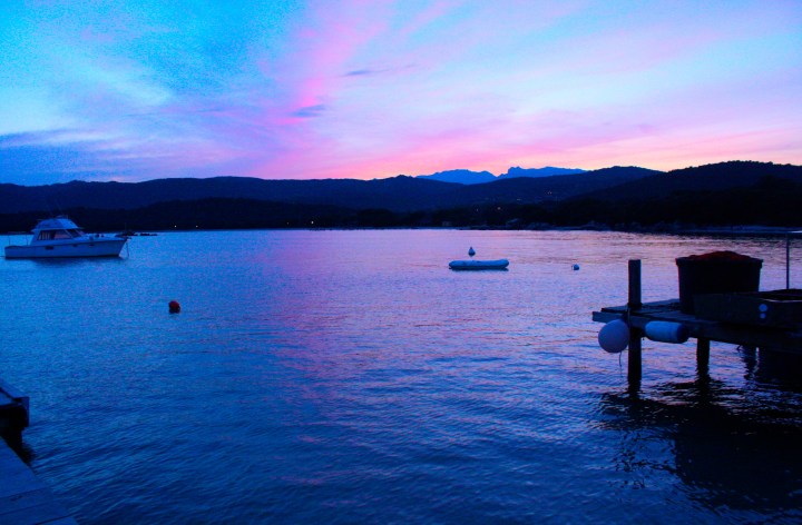 Atardecer en la playa de Santa Giulia